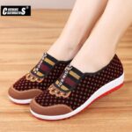 Women's soft bottom non-slip middle-aged flat shoes, comfortable and secure footwear for all-day wear.