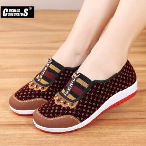 Women's soft bottom non-slip middle-aged flat shoes, comfortable and secure footwear for all-day wear.